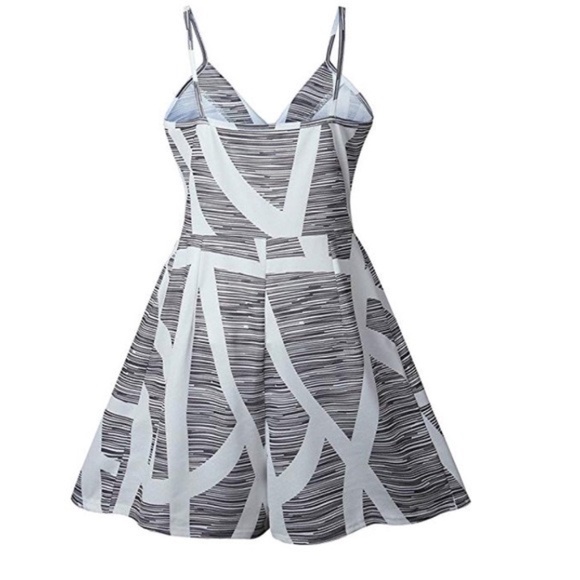 💙ITS HERE!!💙🆕PLUS Brea Black&White Romper NWT💙 - Picture 4 of 8